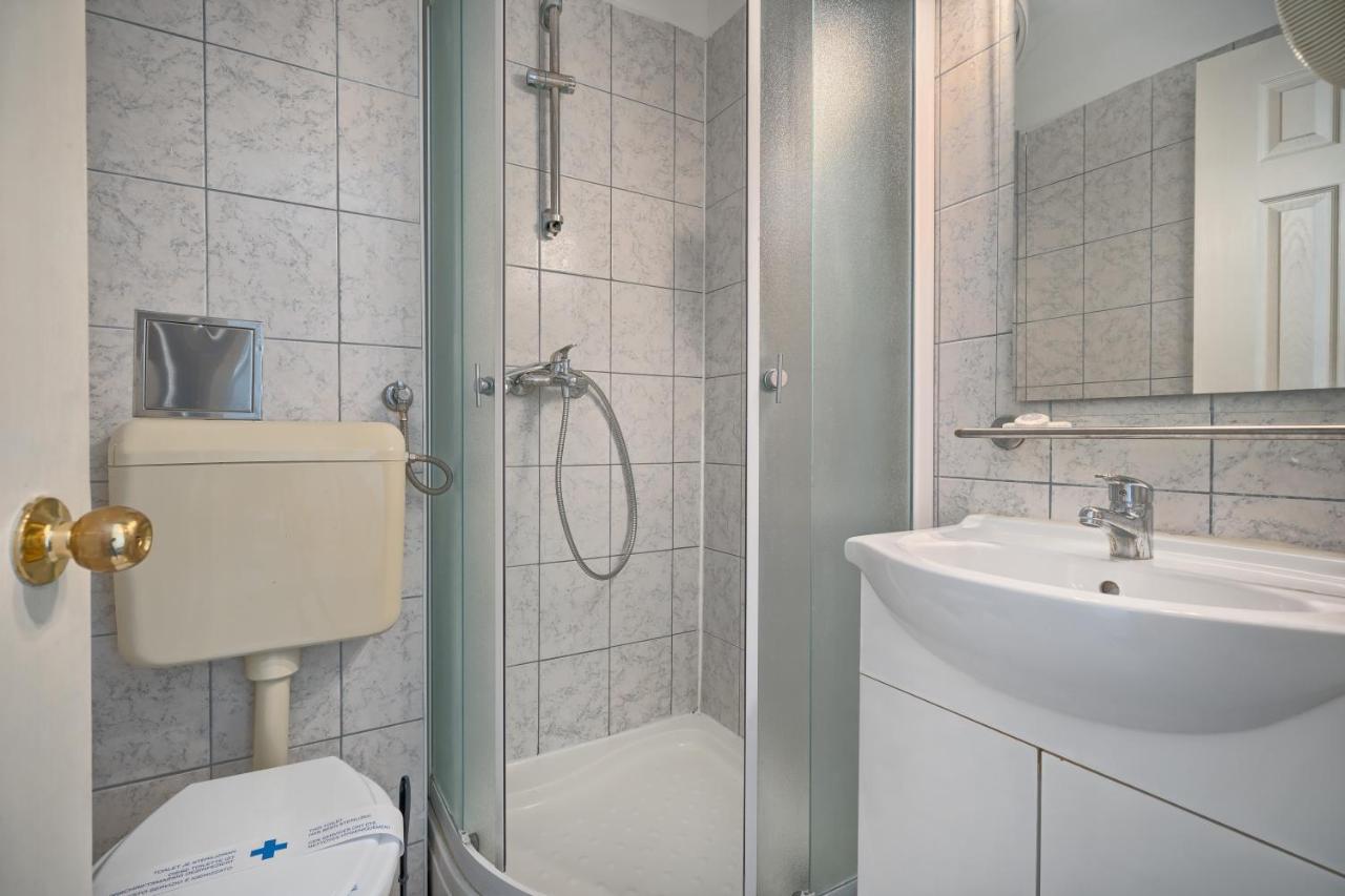 Hotel Aqua - Guest Rooms & Suites Kaštela المظهر الخارجي الصورة