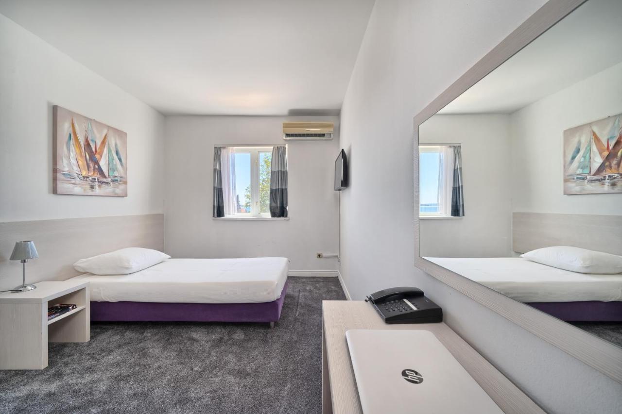 Hotel Aqua - Guest Rooms & Suites Kaštela المظهر الخارجي الصورة